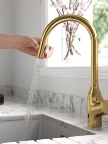 Kitchens-Review-Amelio-sensor-tap-brushed-Brass.