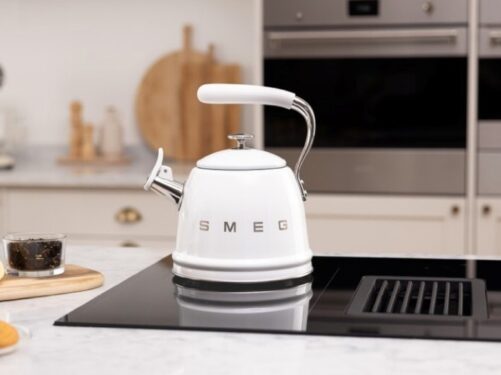 Kitchens-Review-Smeg-whistling-kettle