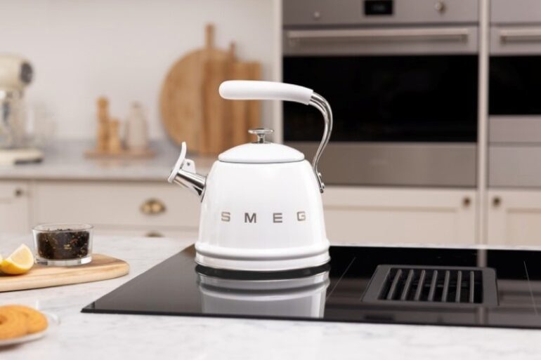 Kitchens-Review-Smeg-whistling-kettle