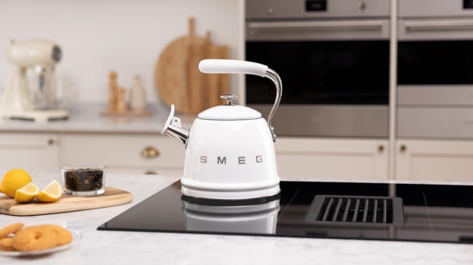 Kitchens-Review-Smeg-whistling-kettle